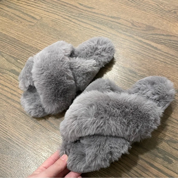 LOFT Slipper Sandals Faux Fur Twist gray Casual Neutral Cozy Soft Slides - Picture 3 of 7
